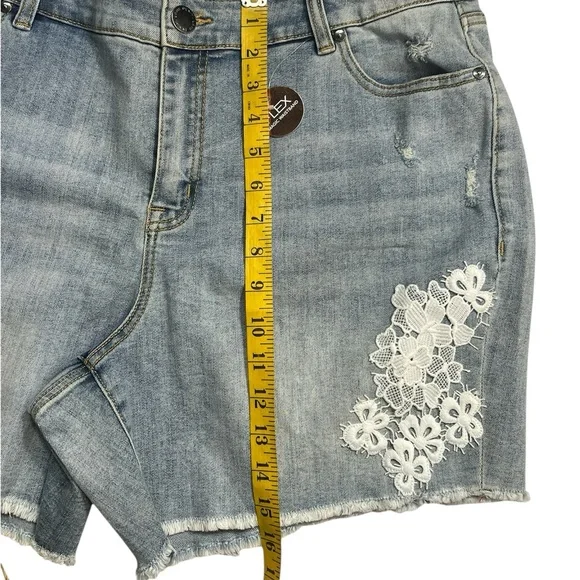 Lane Bryant Jean Midrise Shorts White Applique Lace Detail NWT Size 14 - Picture 7 of 8